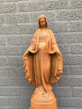 Schöne Statue der Jungfrau Maria voller Stein, Oxid